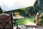 Voile ombrage avec piquet de soutien sur terrasse