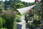voile ombrage avec piquet dans jardin