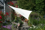 voile ombrage avec piquet dans jardin