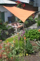 Banc sous une voile ombrage