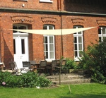 Protection solaire avec voile triangulaire