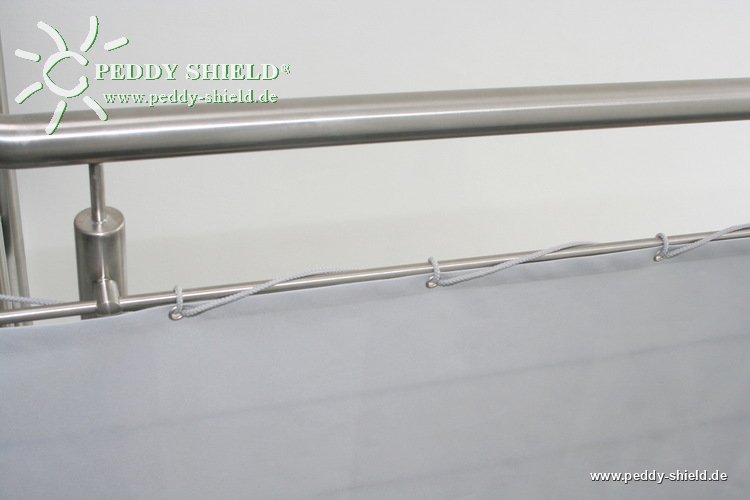 Brise vue attach� avec la cordelette