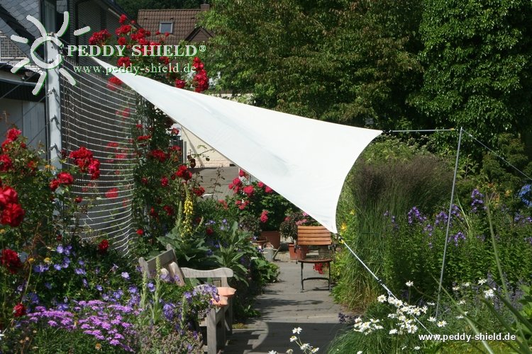 voile ombrage avec piquet dans jardin