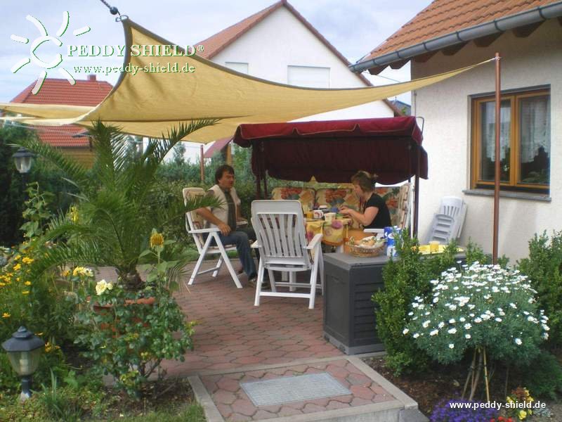 Terrasse ombrag�e avec voiles triangulaires