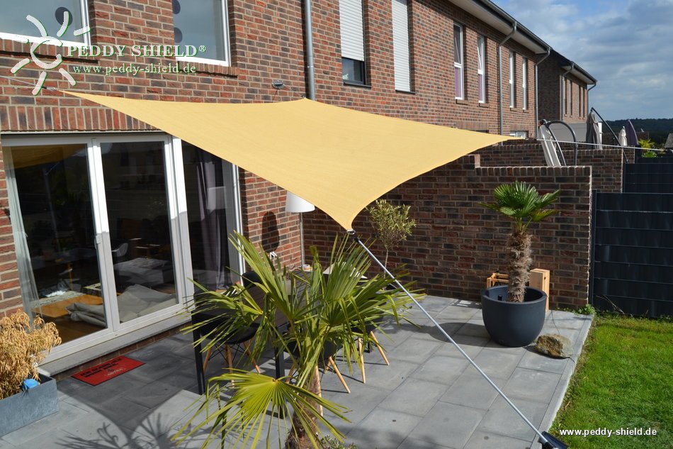 Voile rectangulaire 2,5 x 3,0 m en tissu ajour� (perfor�) de couleur sable livr� avec kit de fixation