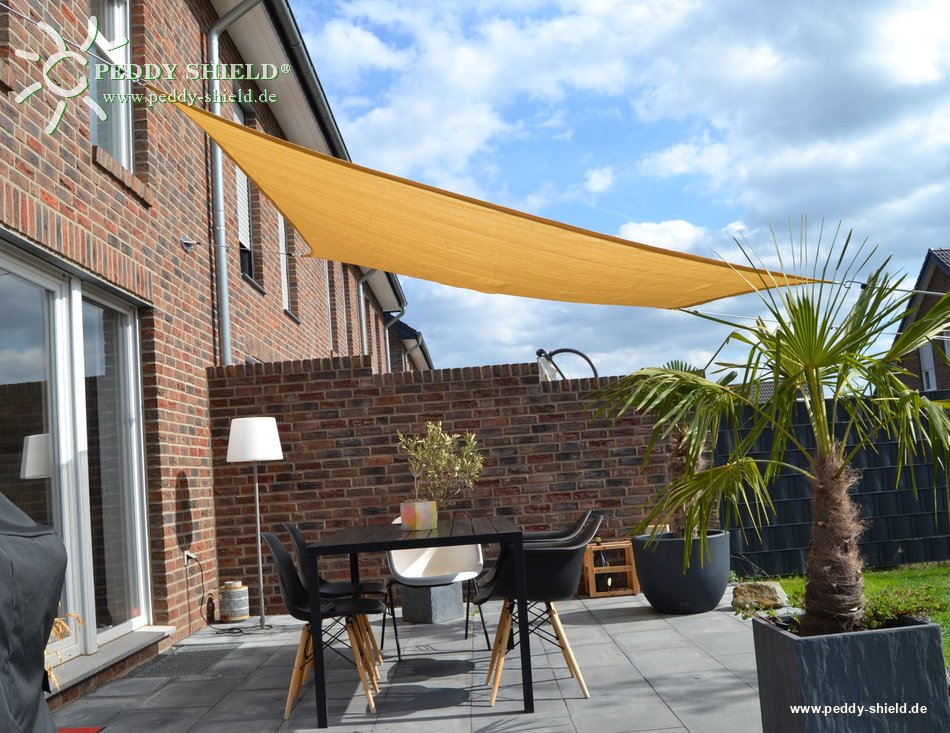 Voile rectangulaire 2,5 x 3,0 m en tissu ajour� (perfor�) de couleur sable livr� avec kit de fixation